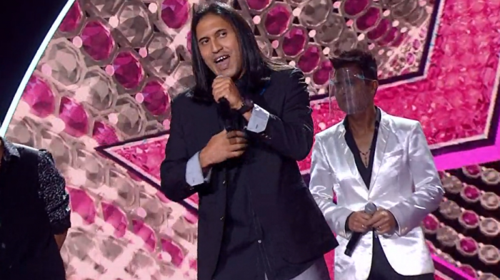 Solo le falta el estilo: El imitador de Elvis Crespo impactó con el parecido de su voz con el cantante