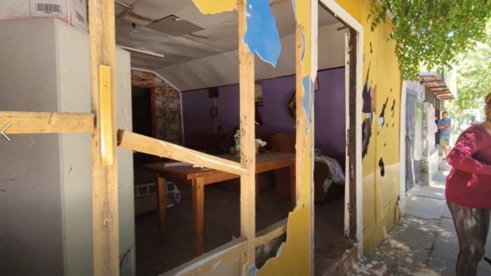 Pelea entre vecinos por uso de mascarilla terminó con una persona herida y una casa destruida