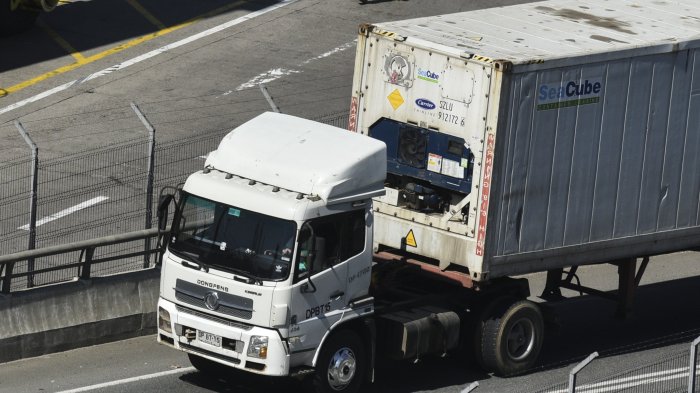 Aprovechan los tacos: Así atacan bancas que roban camiones