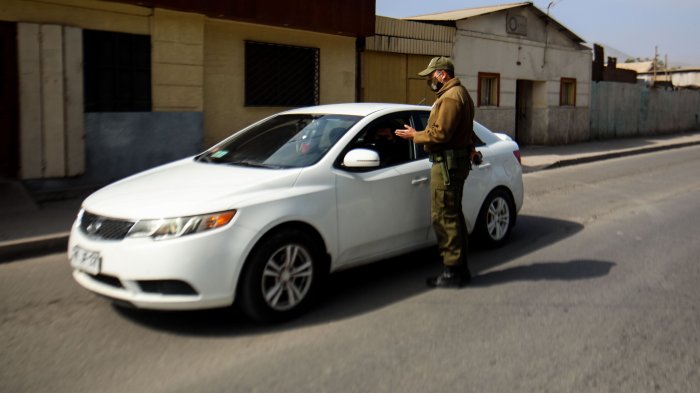 Todo por evadir un control: Conductora mordió a una oficial y casi atropella a otro