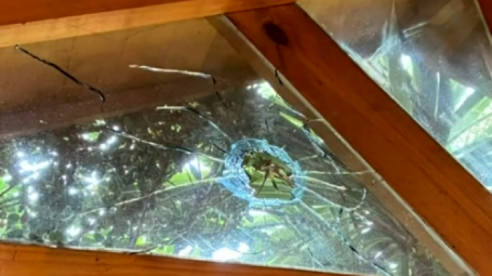 Vecinos atemorizados en Quilicura: Un impacto de bala cayó en dormitorio con niños durmiendo