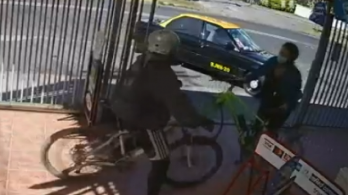 Femicidio frustrado en Ñuñoa: Sujeto con antecedentes y orden de detención atacó a expareja con arma blanca