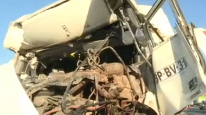 Impactante choque de camiones en Lampa: Uno de los conductores quedó atrapado al interior del vehículo