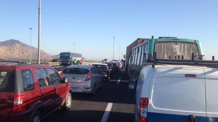 Masiva llegada de veraneantes a San Antonio provoca atochamientos en la entrada al litoral central