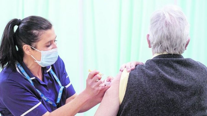 Minsal espera iniciar vacunación de adultos mayores durante la próxima semana