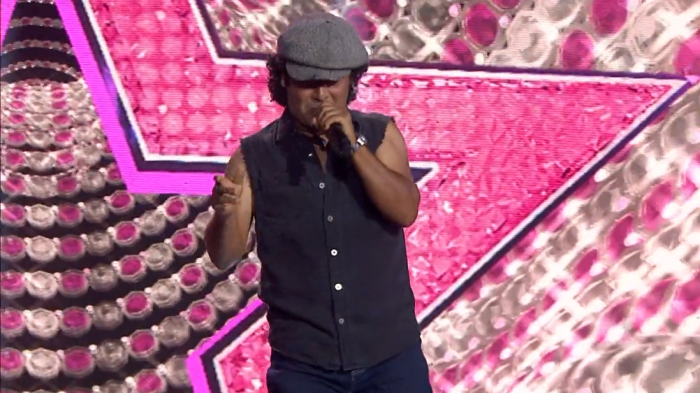 El propio Brian Johnson le firmó la polera: Cristián Riquelme envidió al imitador tras impactar al jurado con su presentación