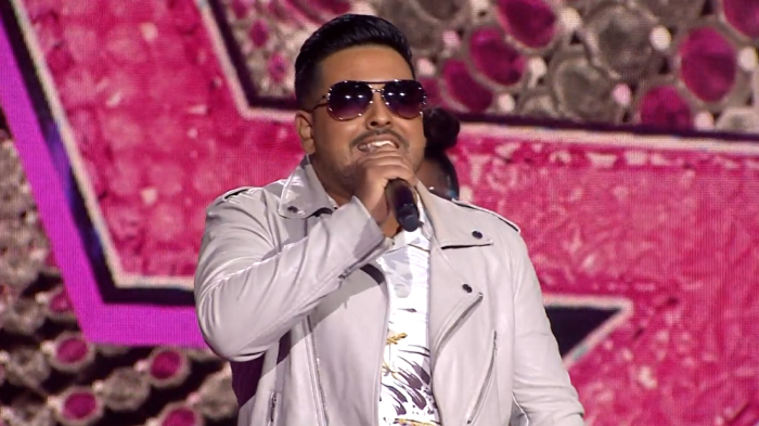 Desafinada presentación: Romeo Santos fue eliminado de la competencia