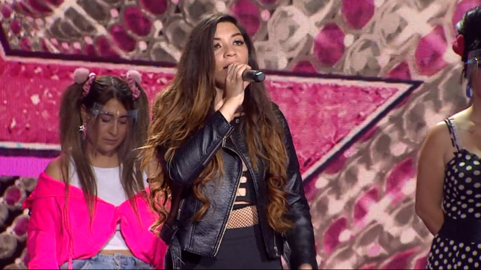 Le faltó el parecido a la cantante: Imitadora de Leslie Grace no convenció al jurado