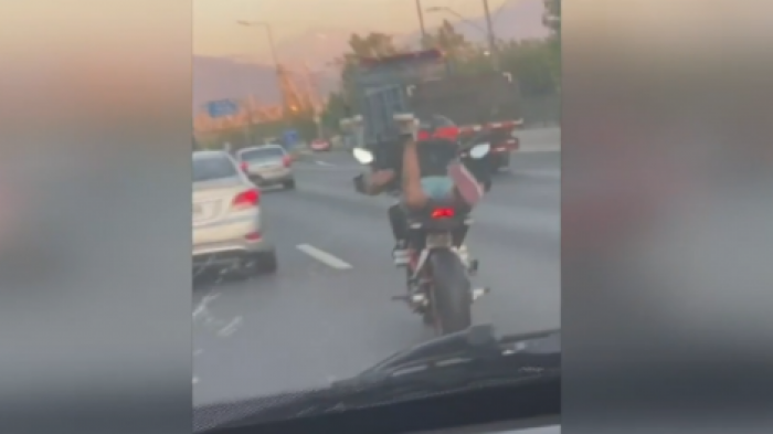 Irresponsable maniobra de motociclista: Manejaba acostado en plena autopista Vespucio Sur