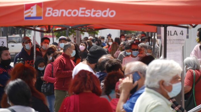 Aglomeraciones en sucursales de Banco Estado debido a recambio obligatorio de tarjetas CuentaRut