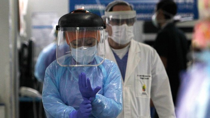 Hombre escupe a funcionaria de salud y causa brote de Covid-19