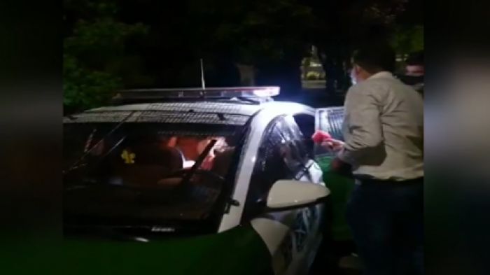 Se escondieron en la tina para evitar a Carabineros: Doce personas fueron detenidas por fiesta en Las Condes