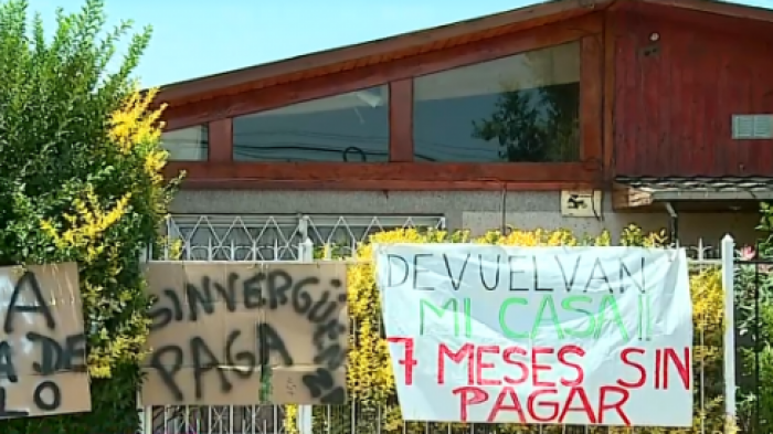 Mujer funa con letreros a arrendatario moroso: Asegura que le debe más de dos millones de pesos