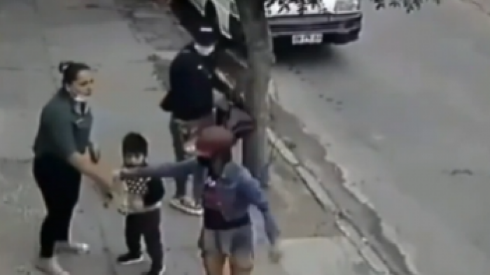 Indignante actuar: Pareja de delincuentes asaltó a madre con su hijo en Lo Prado
