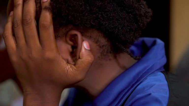 Investigan una supuesta red de trata: Encuentran a una joven desaparecida hace 10 años y detienen a sus padres