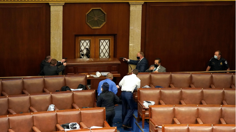 EE.UU: Adherentes de Trump asaltaron el Capitolio y obligan a suspender certificación de victoria de Biden