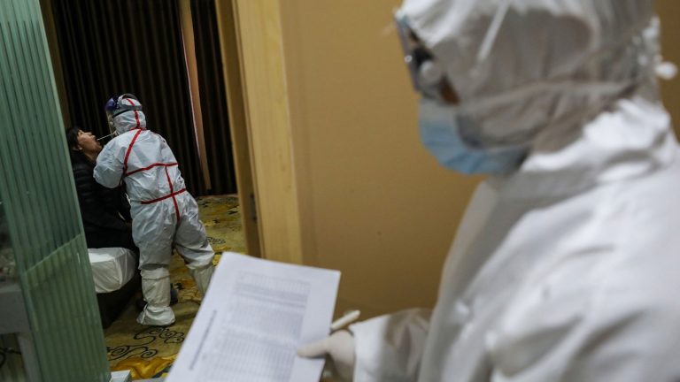 China registra importante alza en contagios por COVID-19