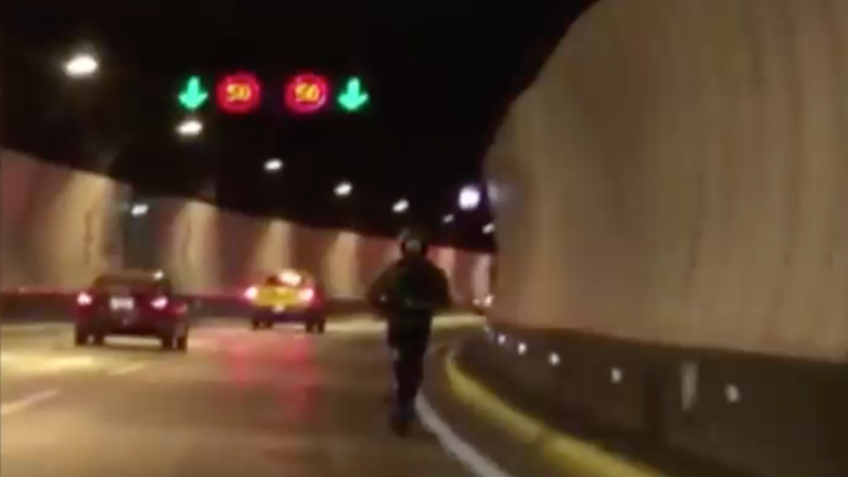 Prohibido por ley: Registran peligrosa acción de hombre circulando con un scooter por una autopista