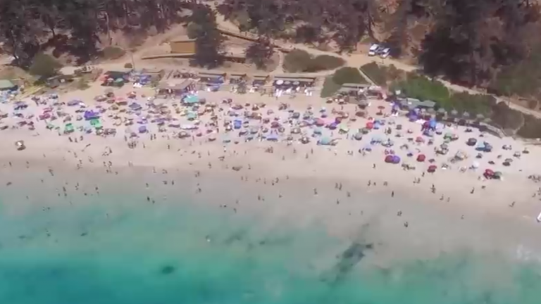 Denuncian aglomeración y falta de protocolos: Así luce de repleta la playa El Canelo