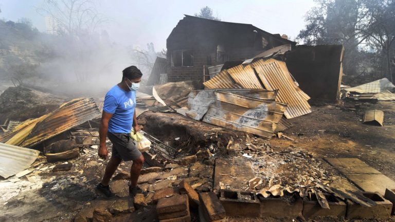 Ministro Ward compromete ayuda a familias afectadas por incendio en Quilpué: 