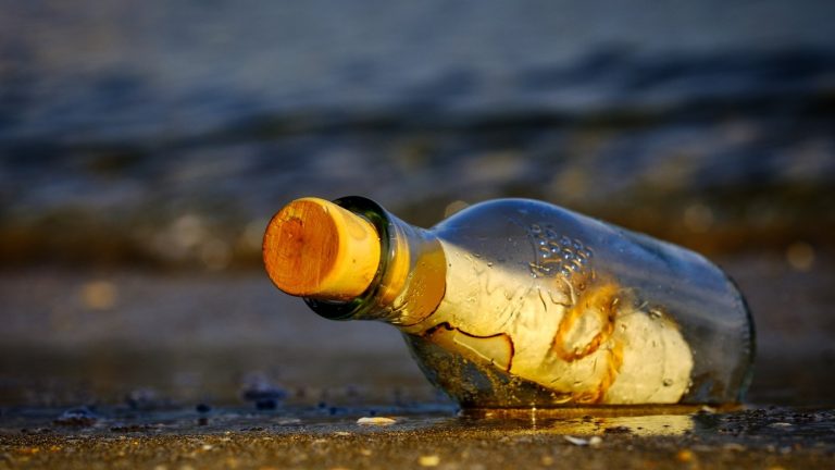 Hombre encontró botella con una carta flotando en el mar y conoció a su autora por Zoom
