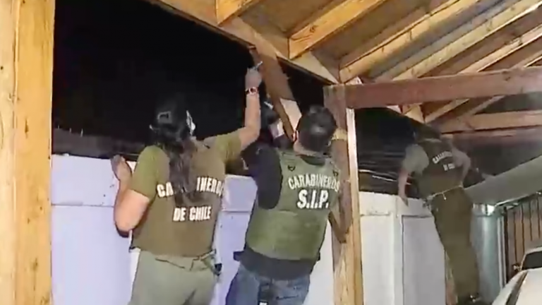 Carabineros frustra robo en bóveda de caja de compensación en Maipú: Delincuente huyó por los techos