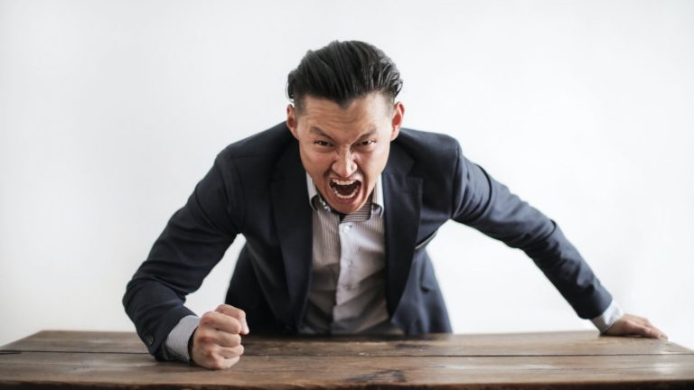 Estudio: Hombres con un sentido de masculinidad frágil son más propensos a ser agresivos para “demostrar su hombría”