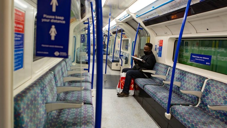Todos quienes usen el transporte público deberán usar mascarilla en Estados Unidos