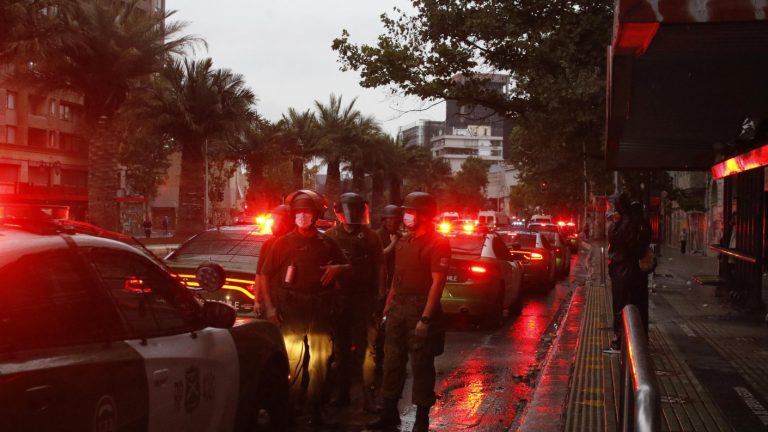 Protestas en Plaza Italia dejaron al menos 17 detenidos y 2 carabineros heridos