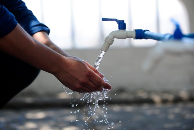 Descartan suspensión de suministro de agua en la Región Metropolitana