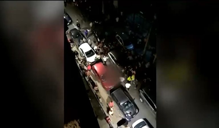 Adolescente que habría robado un auto fue golpeado y amarrado a un árbol por 50 personas