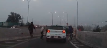 Incluso con un niño: Banda de adolescentes realizó encerrona en Autopista Central