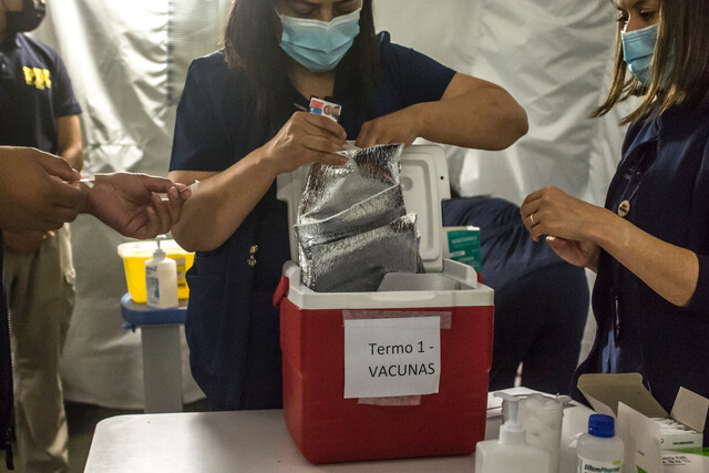 Comuna de Santiago implementará vacunación a domicilio desde el 15 de febrero