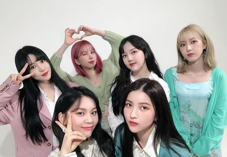 Cantante de K-pop se disculpa por fotos junto a maniquí con indumentaria de la Alemania nazi