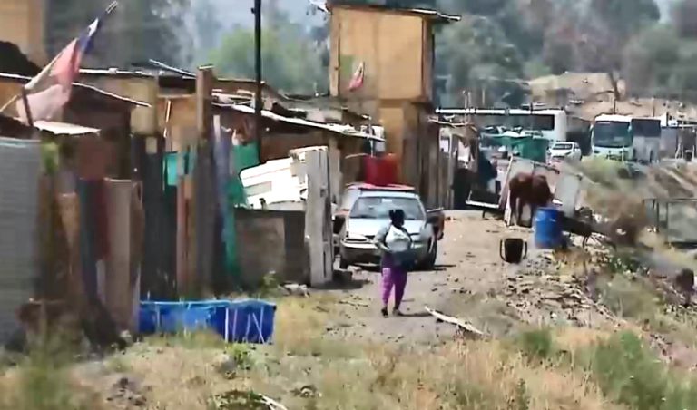 700 familias de un campamento en Peñalolén y La Florida volvieron a sus casas pese a los riesgos