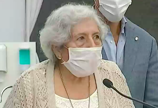 Potente llamado de una de las primeras vacunadas: 