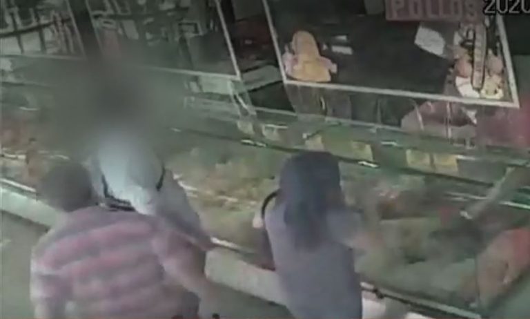 Hombre apuñaló por la espalada a otro por creer que se había adelantado en la fila de carnicería