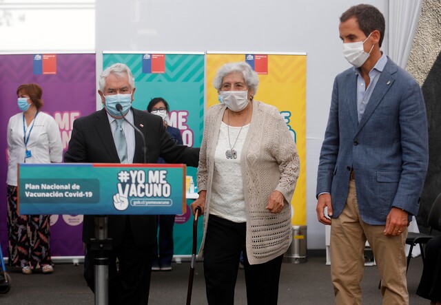 Ministro Paris: Chile tiene 35 millones de dosis aseguradas tras inicio de vacunación