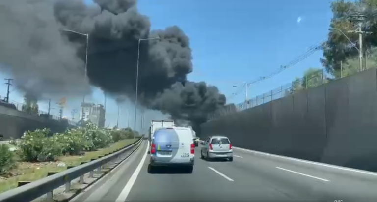 Bomberos controla incendio de un bus de transporte público en la avenida Américo Vespucio