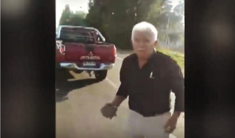 Lo trataron de lapidar: Violenta discusión entre motociclista y automovilista pudo terminar en tragedia