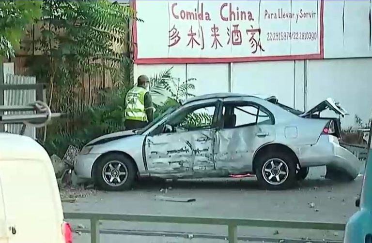 Derribó dos postes de luz: Carabinero murió en impactante choque vehicular en La Florida