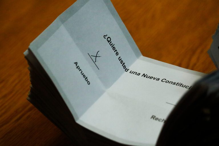 Chile subió en el Índice de la Democracia elaborado por The Economist: Destacan el proceso constituyente