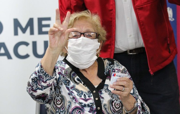 Este jueves es el turno para vacunarse de los adultos mayores entre 87 y 89 años