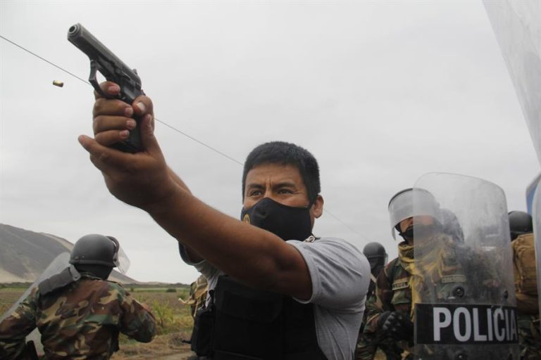 Fotógrafo que reveló que policía peruana seguía disparando a manifestantes fue amenazado