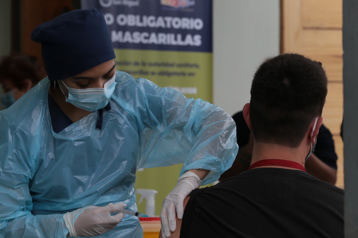 1.500 funcionarios y adolescentes de residencias Sename han sido vacunados contra el coronavirus