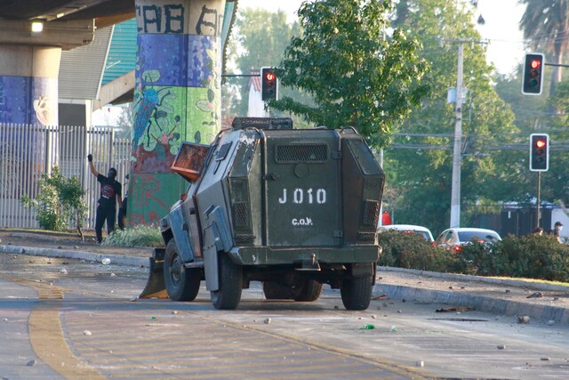Tras muerte de malabarista: Quema de bus, protestas en Plaza Ñuñoa y Los Ríos marcan jornada de este sábado
