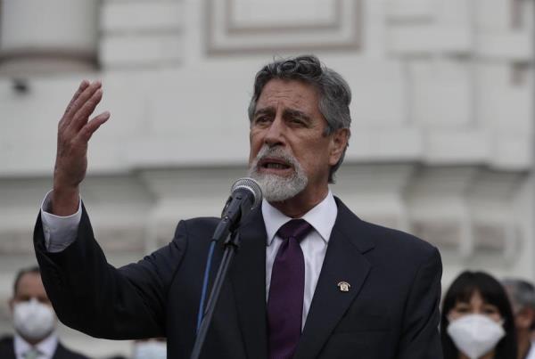 Perú da inicio a la vacunación contra COVID-19 inoculando primero al presidente