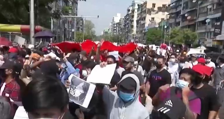 Protestas en Myanmar: Ciudadanos piden la liberación de líder civil