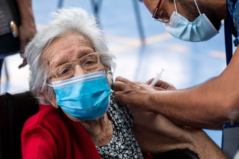 Este lunes es el turno de adultos mayores entre 81 y 84 años para vacunarse