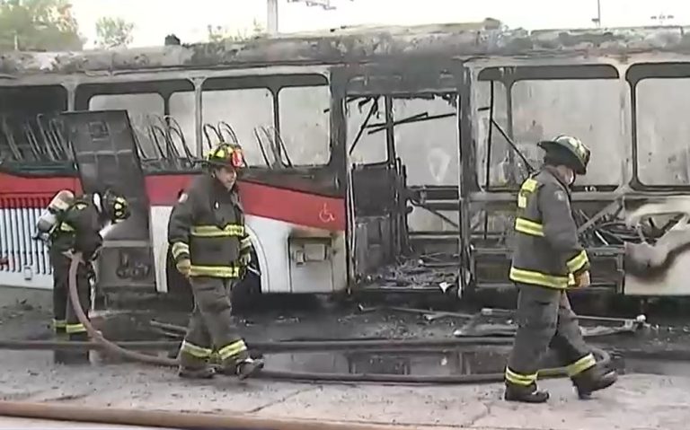 Incendio afectó bus RED en Ñuñoa: Terminó completamente calcinado